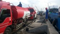 Penyaluran BBM satu harga ke Kepulauan Karimunjawa menggunakan rute laut. Seperti tampak, truk minyak sedang menyalurkan BBM ke Kapal Self Propelled Oil Barge (SPOB) untuk diangkut ke Karimunjawa. Dok. Pertamina.