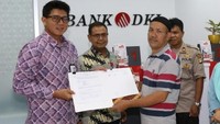 Pemimpin Grup Pengembangan Jaringan Bank DKI, Romy Wijayanto bersama Pemimpin Bank DKI Cabang Permata Hijau, Bambang Nurcahyo turut serta menyapa nasabah usai melakukan peresmian kantor layanan Bank DKI setingkat kantor kas di Pasar Malabar, Tangerang (30/10). Foto: dok. Bank DKI