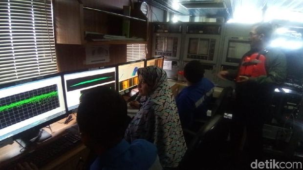 Petugas mengamati data olahan dari alat yang dipakai untuk mencari Lion Air JT 610