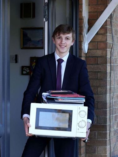 Jacob Ford bawa microwave ke sekolah sebagai bentuk protes karena dilarang pakai tas