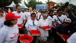 Momen Menteri Susi saat Lepas Anak Penyu di Bali