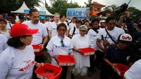 The Coca-Cola System Indonesia sangat mendukung program pemerintah dalam upaya membebaskan laut dan pantai dari sampah, hal ini sejalan dengan program Bali Beach Clean Up yang diinisiasi Coca-Cola Amatil dan Coca-Cola Indonesia dari tahun 2007 untuk menjaga kebersihan 5 pantai di Pulau Bali. Foto: dok. KKP