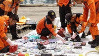 Tim Indonesia Automatic Finger Print Identification System (Inafis) bersama Tim DVI Polda Metro Jaya mengidentifikasi berkas dan dokumen korban pesawat Lion Air JT 610.