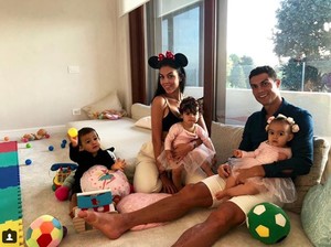 Rayakan Ultah Pertama, Putri Bungsu Cristiano Ronaldo Bikin Gemas