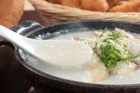 Enaknya Hangatkan Perut Pakai Semangkuk Bubur China di Sini