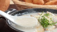 Bubur (zhou) : Congee atau zhou adalah bubur khas China. Buburnya persi di Indonesia, ada beragam topping seperti biji-bijian seperti milet, tepung jagung, dan sorgum. Foto: iStock
