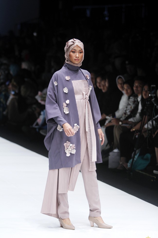 Khususnya tren hijab segi empat bercorak atau printes scarf nampaknya masih akan banyak dipakai para hijabers di tahun 2019. Hal ini terlihat dari brand KAMI, Ria Miranda, hingga Sayee yang meluncurkan corak terbaru untuk hijabnya. Foto: Mohammad Abduh/Wolipop