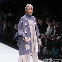 Khususnya tren hijab segi empat bercorak atau printes scarf nampaknya masih akan banyak dipakai para hijabers di tahun 2019. Hal ini terlihat dari brand KAMI, Ria Miranda, hingga Sayee yang meluncurkan corak terbaru untuk hijabnya. Foto: Mohammad Abduh/Wolipop