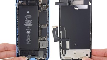Begini tampilan ketika iPhone XR sudah terbagi dua. Foto: ifixit