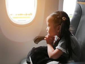 Tips Mengatasi Rasa Takut Anak Saat Naik Pesawat