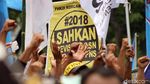 Guru Honorer Ramai-ramai Demo di Istana