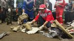 Foto: Sepatu-Sandal Diduga Milik Korban Lion Air di Karawang