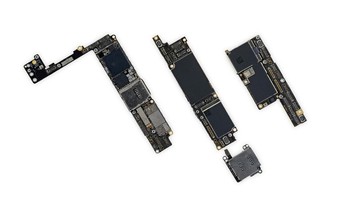 Perbandingan antara sirkuit iPhone XR (tengah), dengan iPhone X (kanan), dan iPhone 8 Plus (kiri). Tampak juga slot untuk kartu SIM di bawah sirkuit iPhone XR. Foto: ifixit