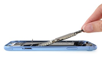 Sirkuit ini menyimpan berbagai chip yang memungkinkan iPhone XR beroperasi. Foto: ifixit