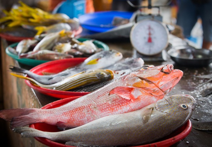 marché traditionnel vend des poissons frais à Djimbaran, Bali