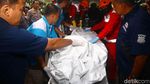 2 Ambulans Kembali Bawa Kantong Jenazah ke RS Polri