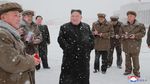 Foto: Gaya Kim Jong Un Blusukan di Tengah Hujan Salju