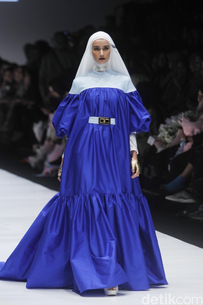 Desainer Norma Hauri terinspirasi Jakarta sebagai kota urban dengan segala pesona di dalamnya, di Jakarta Fashion Week 2019, Senayan City, Jakarta, Sabtu [20/10/2018]. Foto: mohammad Abduh/Wolipop