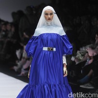 Desainer Norma Hauri terinspirasi Jakarta sebagai kota urban dengan segala pesona di dalamnya, di Jakarta Fashion Week 2019, Senayan City, Jakarta, Sabtu [20/10/2018]. Foto: mohammad Abduh/Wolipop