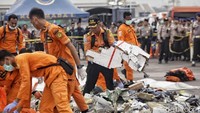 Basarnas mengumpulkan puing-puing dan barang-barang milik penumpang pesawat Lion Air JT 610 di Dermaga JICT 2, Tanjung Priok, Jakarta, Selasa (30/10/2018).