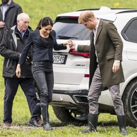 Saat menanam pohon di Selandia Baru, Meghan Markle terlihat stylish dalam padanan cropped blazer, skinny jeans, dan boots bergaya klasik. (Foto: Getty Images)