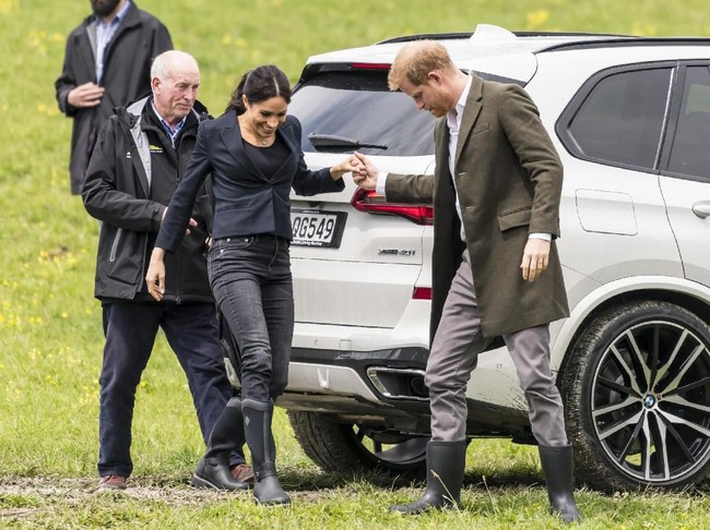 Saat menanam pohon di Selandia Baru, Meghan Markle terlihat stylish dalam padanan cropped blazer, skinny jeans, dan boots bergaya klasik. (Foto: Getty Images)