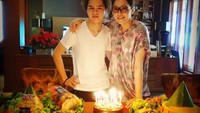 Pose bersama ibunya, Dul terlihat akrab banget nih. Mereka berpose di depan nasi tumpeng dan kue ulang tahun. Ternyata ini momen ulang tahun Dul.  Foto: instagram @duljaelani