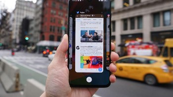OnePlus 6T mulai dijual 1 November nanti. Berikut harganya: 6 GB RAM + 128 GB dijual USD 547 atau Rp 8,3 juta - 8 GB RAM + 128 GB dijual USD 579 atau Rp 8,8 juta- 8 GB RAM + 256 GB dijual USD 629 atau Rp 9,6 juta. Foto: Mashable