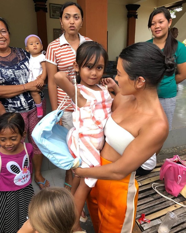 Selain ke pantai, Kim, Kourtney, dan Khloe juga dilaporkan mengunjungi Tampaksrising. Kourtney sangat tertarik dengan budaya dan belajar apapun ia bisa. Dia bertanya banyak hal dan sangat penasaran dengan apa yang dilihat, ungkap sumber. Foto: Instagram @kourtneykardash