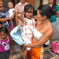 Selain ke pantai, Kim, Kourtney, dan Khloe juga dilaporkan mengunjungi Tampaksrising. Kourtney sangat tertarik dengan budaya dan belajar apapun ia bisa. Dia bertanya banyak hal dan sangat penasaran dengan apa yang dilihat, ungkap sumber. Foto: Instagram @kourtneykardash