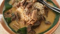Di Sidoarjo juga ada penjual nasi gandul. Kuahnya mirip gule ini makin enak dengan potongan babat yang empuk gurih. Foto : Instagram @hobimakanenak