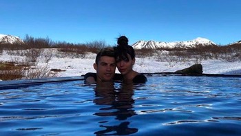 Saat berwisata dengan sang kekasih, Georgina Rodriguez. Foto: Instagram