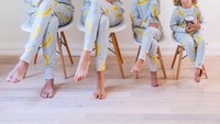 Begini formasi lengkap keluarga Happy Grey Lucky. Dua anak balita kompak memakai piyama pisang sambil menenggak minuman hangat. Lucu banget sih! Foto: Instagram happygreylucky