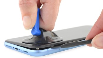 Suction handle digunakan untuk mengangkat layar dari kerangka. Foto: ifixit