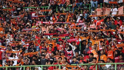 Aksi The Jakmania Bakar Semangat Pemain Persija