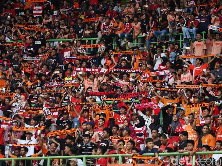 Aksi The Jakmania Bakar Semangat Pemain Persija