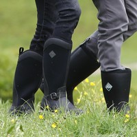 Untuk sepatu boots, koleksi dari label Muck Boots jadi andalannya. Harganya mencapai US$ 159 atau sekitar Rp 2,4 juta. (Foto: Getty Images)