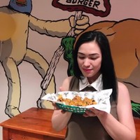 Aku suka perhatian dan perasaan disukai. Ada banyak orang yang menginginkan nomorku tetapi aku hanya tersenyum dan tertawa. aku belum mencoba berkencan karena ada aturan ketat tentang pengemudi dan penumpang, ungkap Joyce Foto: Facebook