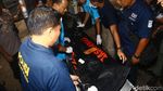 2 Ambulans Kembali Bawa Kantong Jenazah ke RS Polri