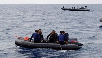 Penyelaman itu pun dilakukan untuk mencari black box atau kotak hitam untuk mencari tahu penyebab jatuhnya pesawat dengan rute penerbangan Jakarta-Pangkal Pinang tersebut. Beawiharta/Reuters.