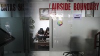 Keluarga korban jatuhnya pesawat Lion Air JT-610 rute Jakarta-Pangkalpinang duduk di ruang tunggu Crisis Center Bandara Halim Perdanakusuma. Antara Foto/Dhemas Reviyanto.