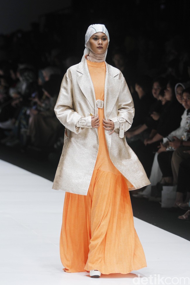 Desainer Norma Hauri terinspirasi Jakarta sebagai kota urban dengan segala pesona di dalamnya, di Jakarta Fashion Week 2019, Senayan City, Jakarta, Sabtu [20/10/2018]. Foto: mohammad Abduh/Wolipop