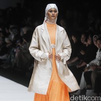 Desainer Norma Hauri terinspirasi Jakarta sebagai kota urban dengan segala pesona di dalamnya, di Jakarta Fashion Week 2019, Senayan City, Jakarta, Sabtu [20/10/2018]. Foto: mohammad Abduh/Wolipop