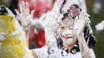 Foto: Perang Busa Unik Ala Mahasiswa Skotlandia