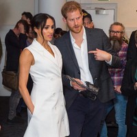 Meghan berbalut gaun tuksedo dari sebuah brand asal Selandia Baru bernama Maggie Marilyn. Gaun seharga US$ 666 atau Rp 10 juta ini pun dipadukan bersama stiletto warna biru navy dari Manolo Blahnik yang dibanderol US$ 928 atau Rp 14 juta. (Foto: Dok. Getty Images)