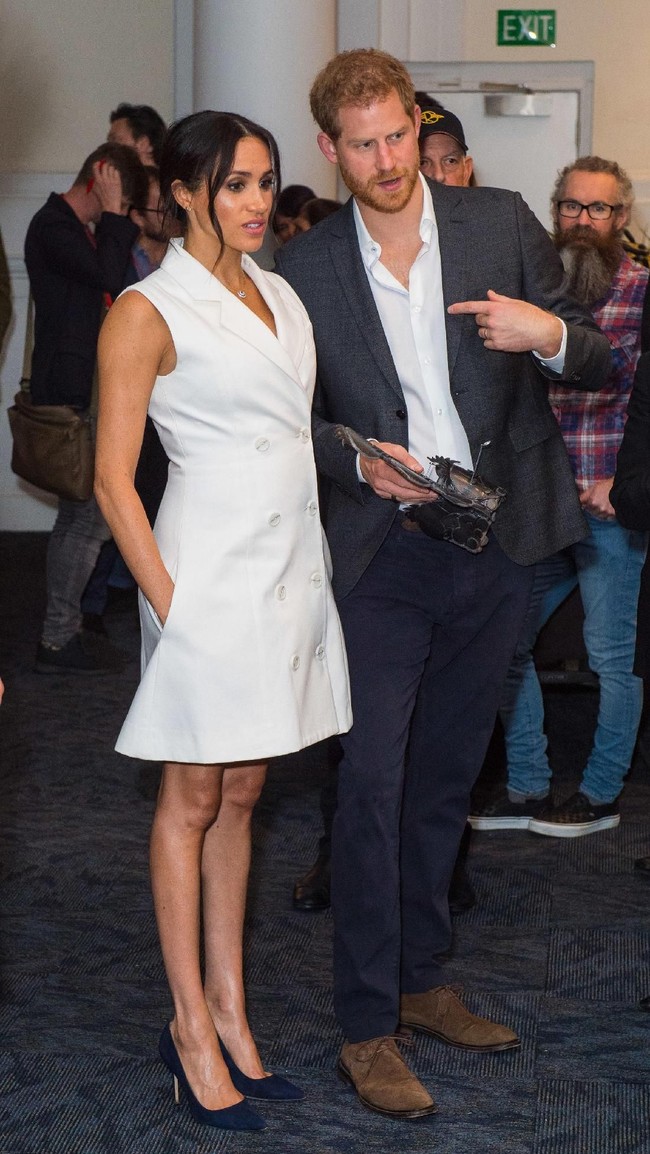 Meghan berbalut gaun tuksedo dari sebuah brand asal Selandia Baru bernama Maggie Marilyn. Gaun seharga US$ 666 atau Rp 10 juta ini pun dipadukan bersama stiletto warna biru navy dari Manolo Blahnik yang dibanderol US$ 928 atau Rp 14 juta. (Foto: Dok. Getty Images)