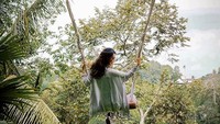 Presenter Trans TV itu juga mengunjungi tempat wisata-wisata yang lagi hits. Dok. Instagram/conchizzlin