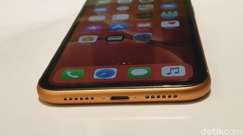 iPhone XR merupakan varian termurah dibandingkan dengan iPhone XS dan XS Max. Uang Rp 15,199 juta bisa menebus iPhone XR dengan storage 64 GB. (Foto: Adi Fida Rahman/detikINET)
