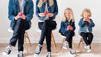 Yang ini pose pakai jaket jeans. Momen makan Happy Grey Lucky makin manis dengan masing-masing apel di genggaman mereka. Foto: Instagram happygreylucky