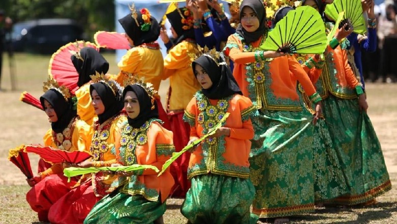 Mensos Berbaju Adat Saat Buka Camp Pelopor Perdamaian Menteri Sosial Agus Gumiwang Kartasasmita bersama dengan Dirjen Perlindungan dan Jaminan Sosial Kemensos RI Harry Hikmat, Bupati Luwu Utara Indah Putri Indriani (baju merah) dan Direktur Perlindungan Sosial Korban Bencana Sosial Nurul Farijati (Jibab Pink) Membuka Camp Pelopor Perdamaian dalam rangka Kegiatan Harmoni Kebangsaan dengan tajuk Harmoni Indonesia Gelorakan Semangat Kebangsaan, 30 Oktober 2018 di Lapangan Desa Baloli Kabupaten Luwu Utara, Sulawesi Selatan.